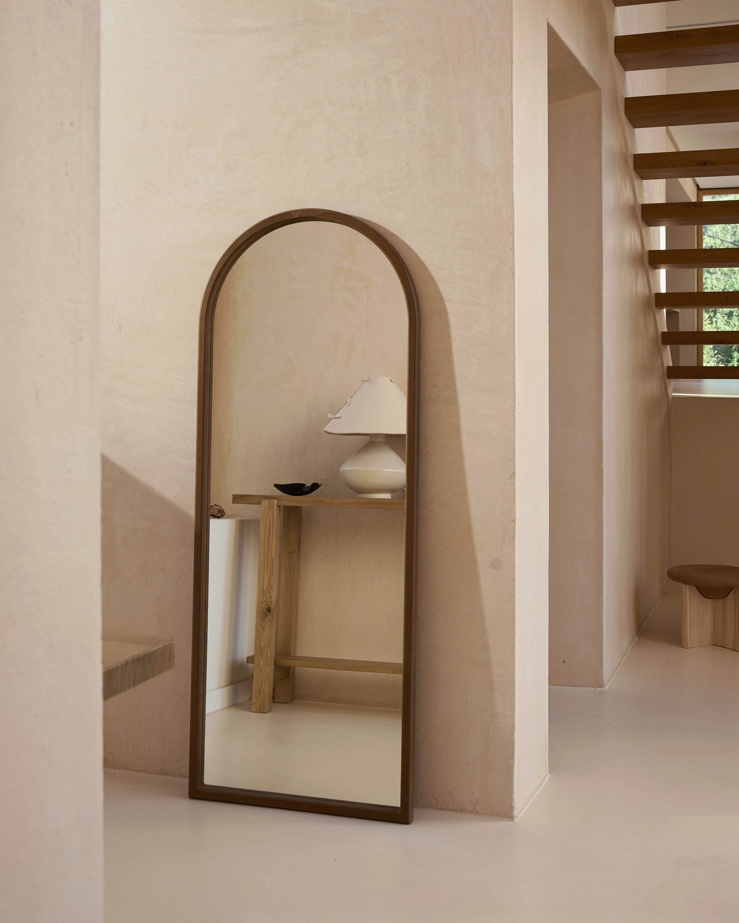 Szafka na biżuterię z lustrem stojącym i oświetleniem LED – obrotowe lustro 3 w 1