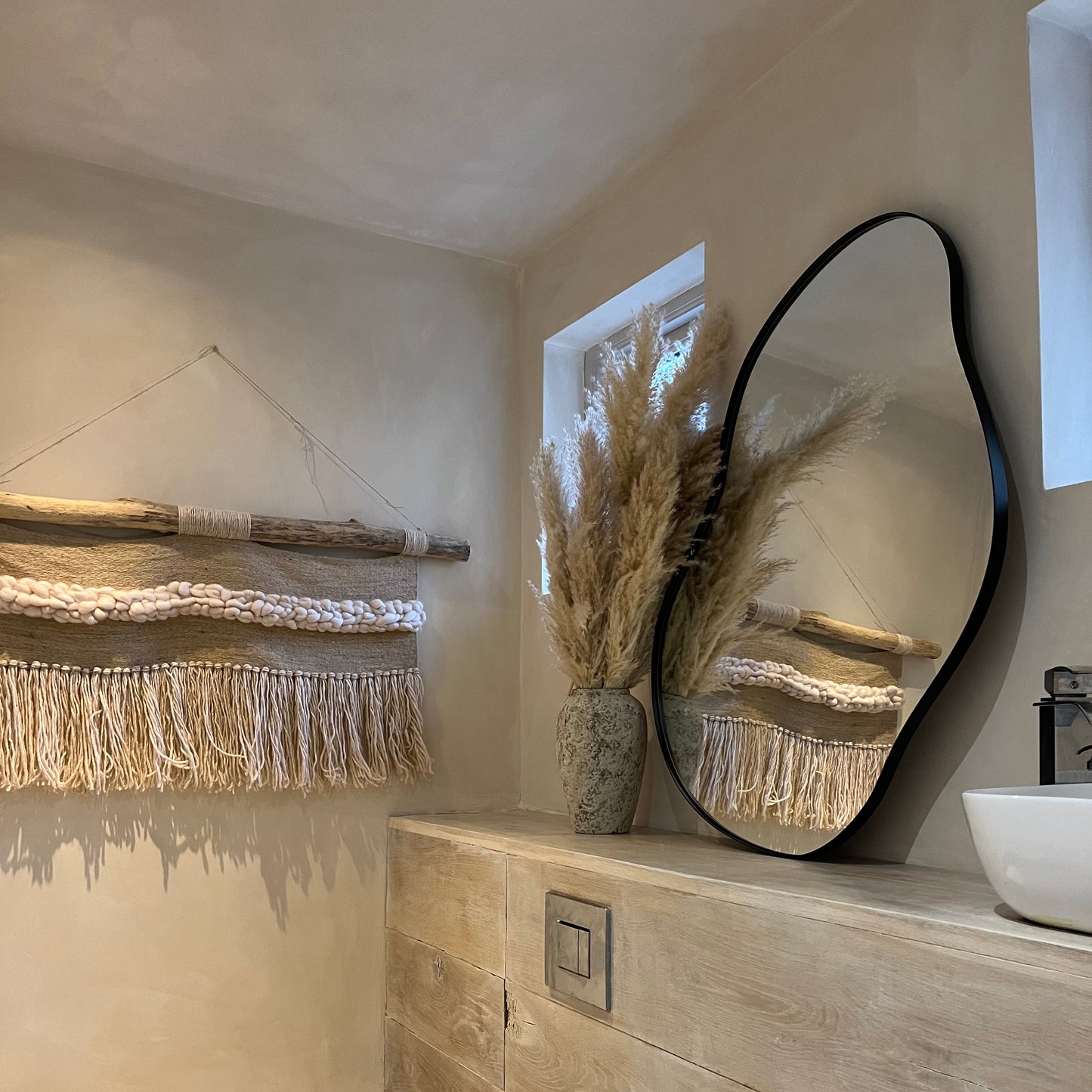 Ava - Organiczne Lustro Ścienne z Matową Czarną Ramą, Nieregularny Kształt - 100 x 70 cm