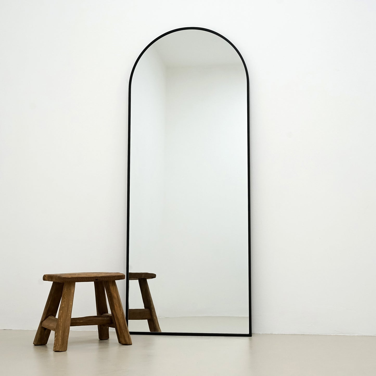 Miroir Arqué Pleine Longueur avec Cadre en Métal Minimaliste - 160 cm x 60 cm