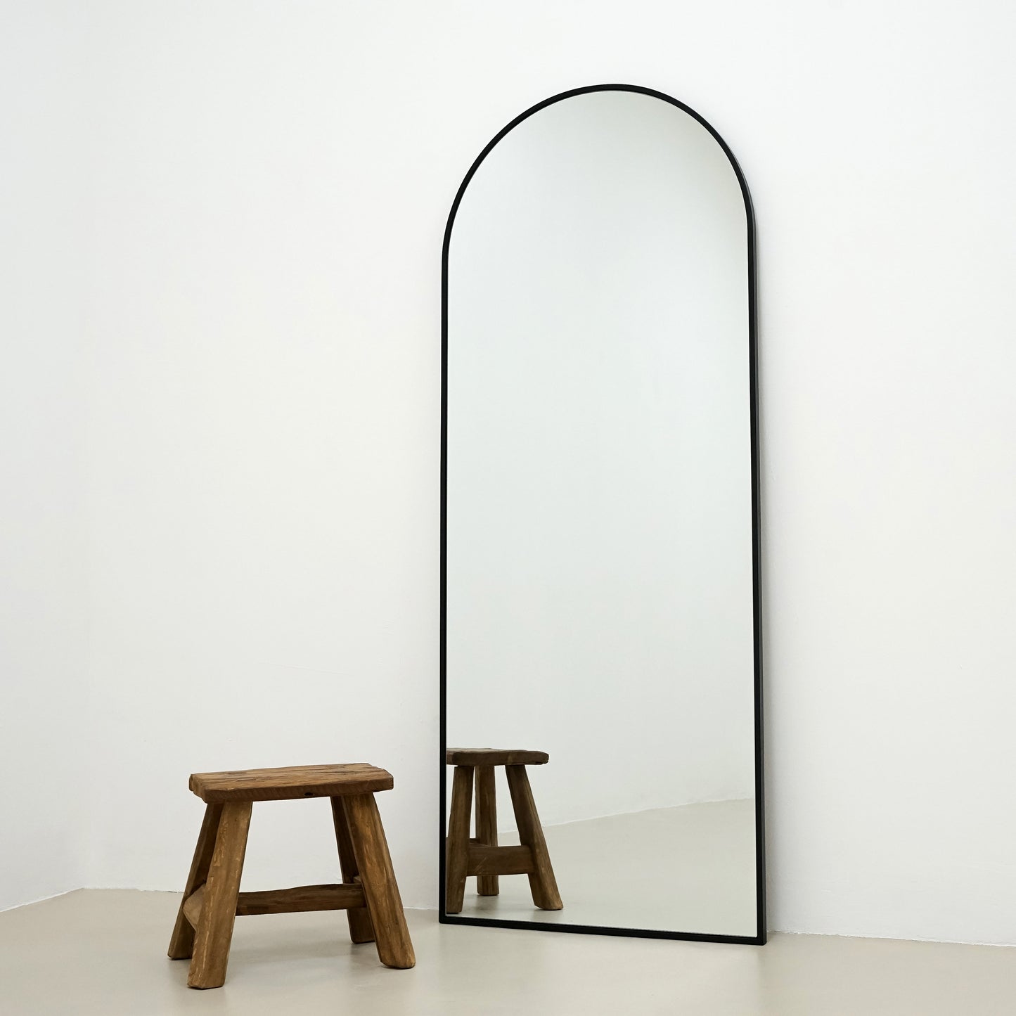 Miroir Arqué Pleine Longueur avec Cadre en Métal Minimaliste - 160 cm x 60 cm
