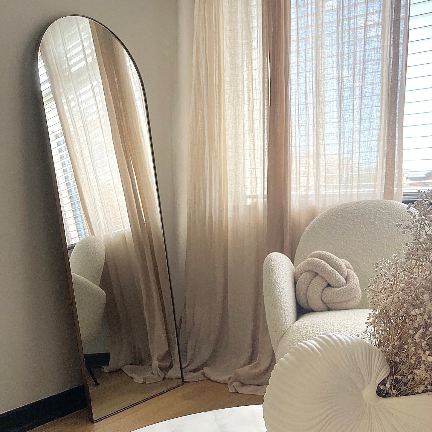 Lustro stojące łukowe Theo - Metalowa rama w kolorze postarzanego złota - 160 x 50 cm