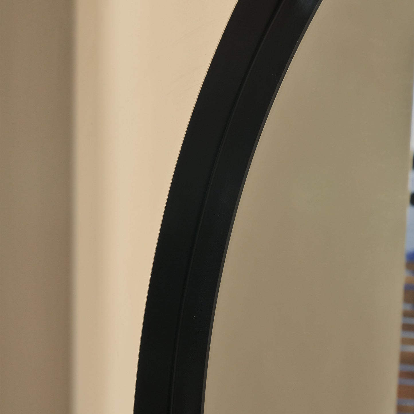 Miroir Arqué Mural et Plein Pied Arcus - Cadre en Métal Noir Mat - 170 x 80 cm