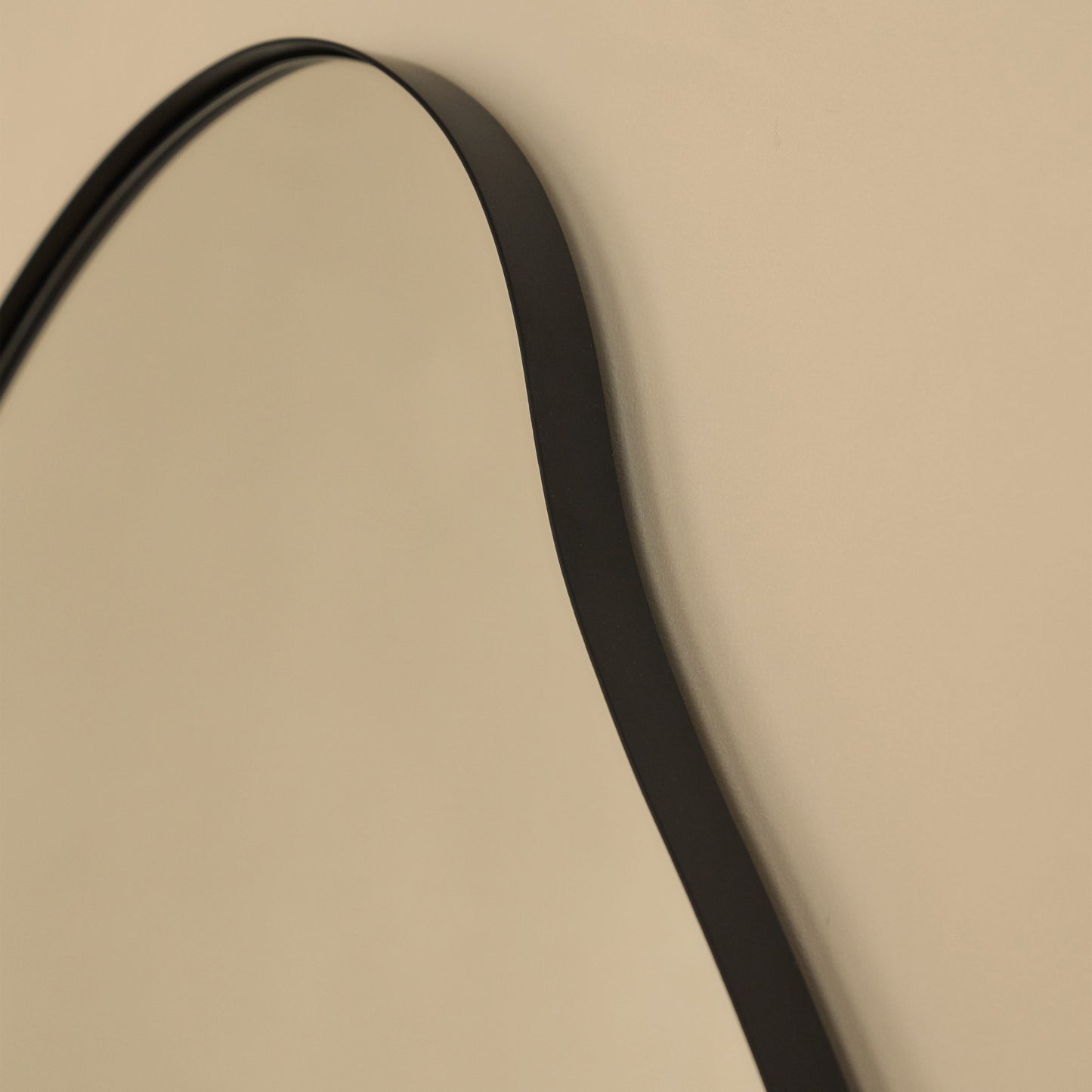 Ava - Organiczne Lustro Ścienne z Matową Czarną Ramą, Nieregularny Kształt - 100 x 70 cm