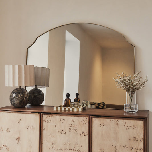 Lustro ścienne Isla w kształcie łuku – minimalistyczny design ze złotego metalu – 120 x 90 cm